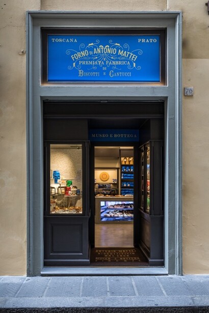 Decoration of the Cantucci packaging over the shop door