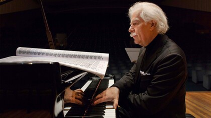 Daniele Lombardi al pianoforte, per gentile concessione del Lombardi’s archives