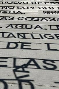 Instalación con frases de Rosario Castellanos en la Universidad Autónoma de Aguascalientes, México