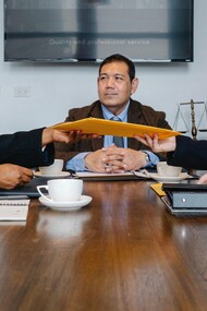 Advogados em mesa de audiência decidem sobre quem detém registro do nome de uma marca