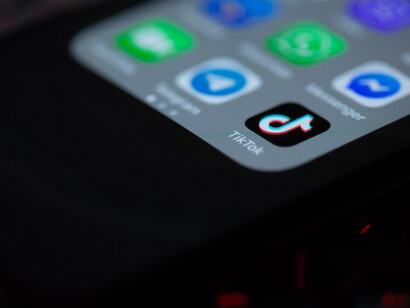 Icona di TikTok sullo schermo di uno smartphone