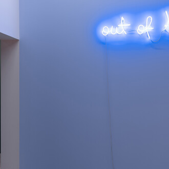 Vários artistas, Lápis de pintar dias cinzentos, vista da exposição. Cortesia do MAAT