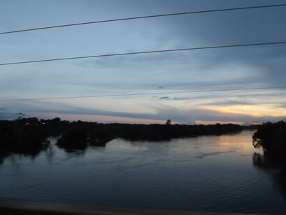 Héctor advirtió a sus oyentes sobre la posibilidad, remota —dijo—, de que durante alguna de las excursiones surgiera de la nada aquel viento amazónico que una vez le había mostrado su poderío. Río Manacapurú,2017. Estado de Amazonas, Brasil