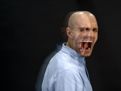 Homem angustiado. O que Vincent encontrou não foi o mundo de poder e privilégio que muitos associam aos homens. Pelo contrário, ela descobriu que muitos homens viviam isolados emocionalmente, reprimiam seus sentimentos e sofriam sob pressões invisíveis para manter uma imagem de força, controle e independência. Ela descreveu essa vivência como "desoladora" e "devastadora"