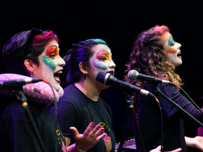 Los espectáculos abordan temáticas sociales como la Educación Sexual Integral y cuestiones locales de Tucumán, generando espacios para la reflexión y el debate