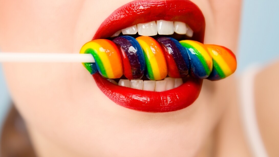 Comiendo un polo de frutas tropicales