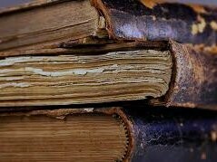 Miscelânea de livros. A partir da Revolução Industrial, com a necessidade de mão de obra de massa, os pais passaram a ter que matricular seus filhos na escola para que esses pudessem ser formados pelo estado (tal como na Grécia antiga)