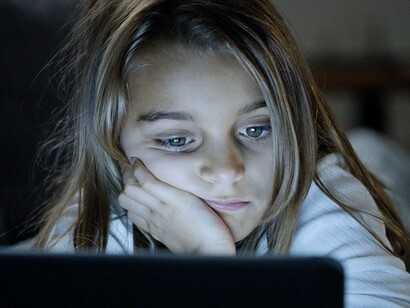 O documentário detalha o processo pelo qual predadores estabelecem contato com os jovens. Diferente do que se pode imaginar, o aliciamento raramente começa de forma agressiva



