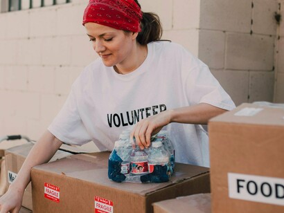 Muitos questionam o valor da solidariedade. Ser solidário é, antes de tudo, um exercício de humanidade. Significa sair de si, olhar para o mundo ao redor e perceber que há vidas que clamam por atenção, dignidade e acolhimento. Essa postura não exige grandes gestos ou recursos materiais: muitas vezes, o simples ato de ouvir, de oferecer tempo, ou de estender a mão já transforma realidades