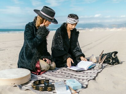 Amigas fazendo um ritual de espiritualidade