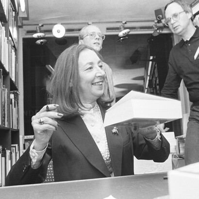 Oriana Fallaci in una foto  del dicembre 1980
Amsterdam, Olanda, durante un firmacopie di un suo libro