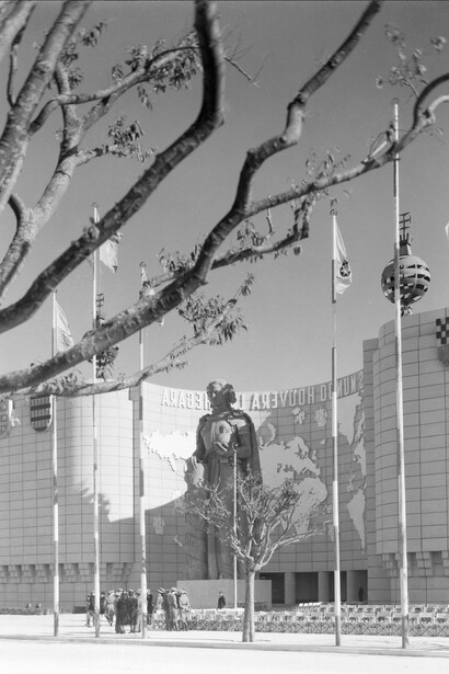 Exposição do Mundo Português, Lisboa, *A Soberania*, estátua de Leopoldo Almeida no exterior do Pavilhão dos Portugueses no Mundo. Fotografia Casimiro dos Santos Vinagre, 1940, coleção Biblioteca de Arte da Fundação Calouste Gulbenkian, Lisboa