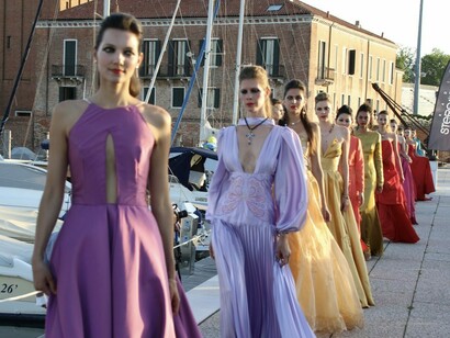 “Naturae”, nuova collezione di Eleonora Lastrucci. La sua recente sfilata nella Darsena di Sant’ Elena a Venezia denominata “Onda su onda” a filo d’acqua