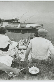 Henri Cartier-Bresson Dimanche sur les bords de Seine, France, 1938, épreuve gélatino-argentique de 1973 © Fondation Henri Cartier-Bresson / Magnum Photos