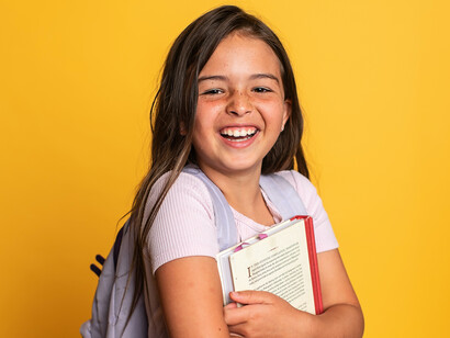 Criança que sonha em ser jornalista adquire livros para leitura