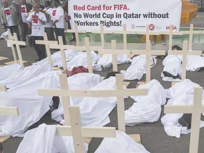 Activistas frente al Hallenstadtion en Zúrich, Suiza, 29 de mayo de 2015