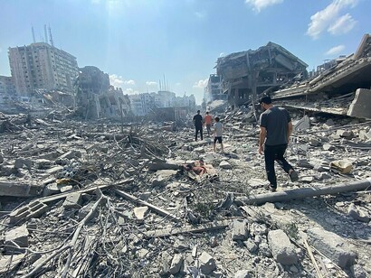Palestinesi ispezionano i danni a seguito di un attacco aereo israeliano nella zona di El-Remal a Gaza City, Palestina, il 9 ottobre 2023