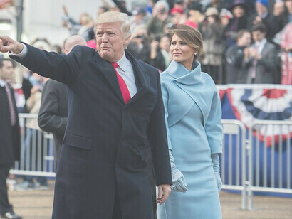 O presidente Donald Trump chegou à sua posse, após ter saído de sua carreata com a primeira-dama Melania Trump. O casal foi recebido por uma mistura de aplausos e protestos, sinalizando o início de sua controversa presidência
