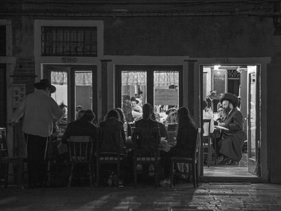 Ferdinando Scianna, Cena di Shabbat nella sede del gruppo Chabad-Lubavitch © Ferdinando Scianna / Magnum Photos. Courtesy of Casa dei Tre Oci 