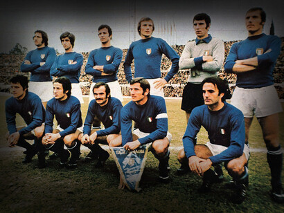 La formazione della Nazionale italiana di calcio prima dell'amichevole contro la Germania Ovest allo Stadio Olimpico di Roma (Italia), 26 febbraio 1974. Da sinistra a destra, in piedi: Giorgio Chinaglia, Gianni Rivera, Luciano Spinosi, Francesco Morini, Dino Zoff, Romeo Benetti; accovacciati: Fabio Capello, Luciano Chiarugi, Sandro Mazzola, Giacinto Facchetti (capitano), Giuseppe "Pino" Wilson