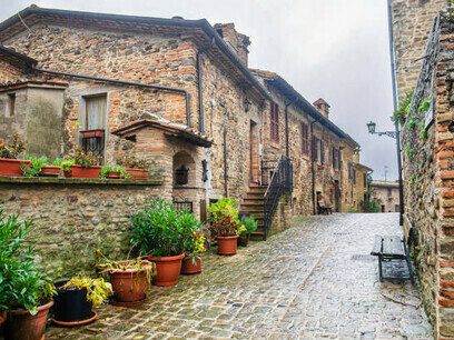 Situato a circa 35 km a nord di Perugia, Montone è un comune della provincia di Perugia, in Umbria, ed è riconosciuto come uno dei Borghi più belli d'Italia