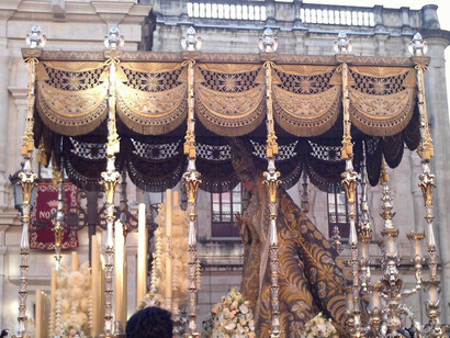La Banda de Música de Nuestra Señora de las Nieves de Olivares acompaña a Nuestra Señora de los Ángeles, interpretando marchas procesionales que realzan la belleza y devoción del cortejo. Virgen de los Ángeles. Hermandad de los Negritos. Sevilla, Andalucía, España