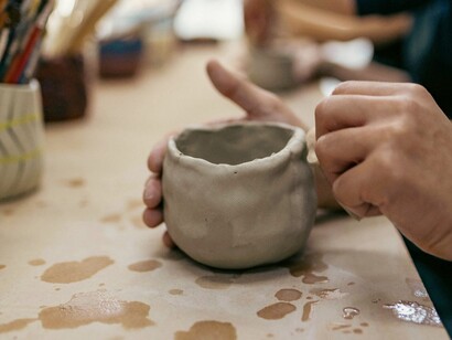 Con la JOMO impari a vivere il momento senza l’ansia di ciò che potresti perdere, concentrandoti su ciò che ti nutre davvero