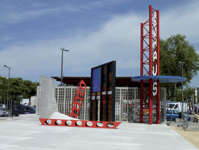 Karina Bisch, KIOSK, 2013, Commande publique de Grand Lyon Habitat avec l'aide de l'État (ministère de la Culture et de la Communication – Direction régionale des affaires culturelles de Rhône-Alpes), Béton, métal, bois, peinture, plaque émaillée, 1500 x 1000 x 800 cm, Courtesy de l’artiste © ADAGP, 2015