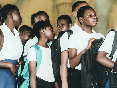 Sob a liderança de Samora Machel, em 1983, o decreto Presidencial extinguiu o Ministério da Educação e Cultura e criou a Secretaria de Estado da Cultura, diretamente subordinada ao Conselho de Ministros. Organicamente, a Cultura perdeu em status, deixando de ser parte de um ministério para se incorporar numa secretaria que, no contexto, buscava pela construção de uma nova identificação e de uma política de construção da identidade nacional