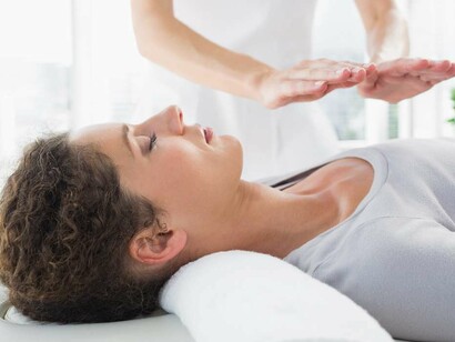 El reiki se basa en una técnica llamada comúnmente imposición de manos o toque terapéutico