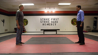  Daniel Larusso (Ralph Macchio, a la derecha) y Johny Lawrence (William Zabka) de nuevo frente a frente