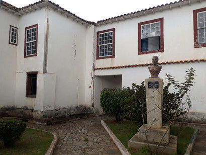 Busto de Bárbara Heliodora, em São João Del-Rei, Minas Gerais, Brasil, que em 2019 recebeu o título de cidadania in memoriam. Foto de Marcos O