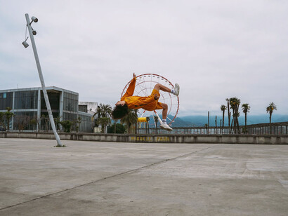 Muchacha haciendo parkour