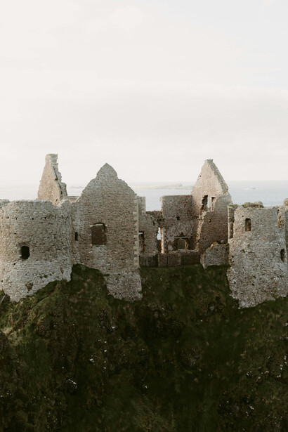 A experiência de voluntariado nas Camphills é enriquecedora, promovendo o autodesenvolvimento e a convivência com pessoas de diversas nacionalidades. Antigas ruínas medievais do Castelo Dunluce na costa oceânica na Irlanda do Norte, lugar famoso no Reino Unido