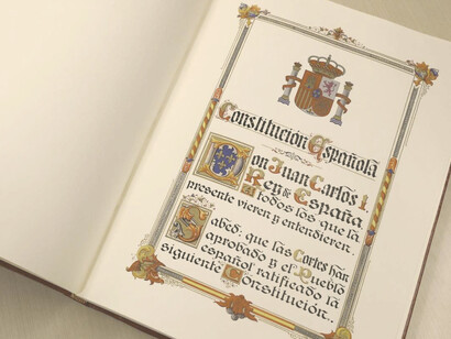 Carátula de la Constitución española de 1978. Los ciudadanos lo que elegimos es la distribución del Parlamento, de tal forma que, por la forma de reparto proporcional, todos nosotros y nuestras sensibilidades políticas, están allí contenidas