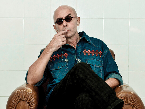 La figura del Indio Solari emerge como símbolo de una generación que encontró en sus canciones una forma de identidad, pertenencia y resistencia cultural