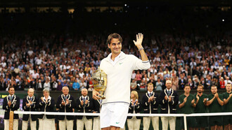 Roger Federer en la ceremonia de premiación luego de conquistar el torneo de Wimbledon