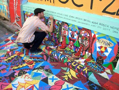 San Francisco, California. Un grafitero termina una de sus obras