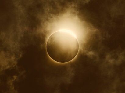 El 29 de mayo de 1919 se produjo uno de los eclipses con mayores implicaciones en la historia de la ciencia, ya que los resultados obtenidos permitieron confirmar las predicciones de Einstein acerca de la curvatura de la luz en presencia de un campo gravitatorio