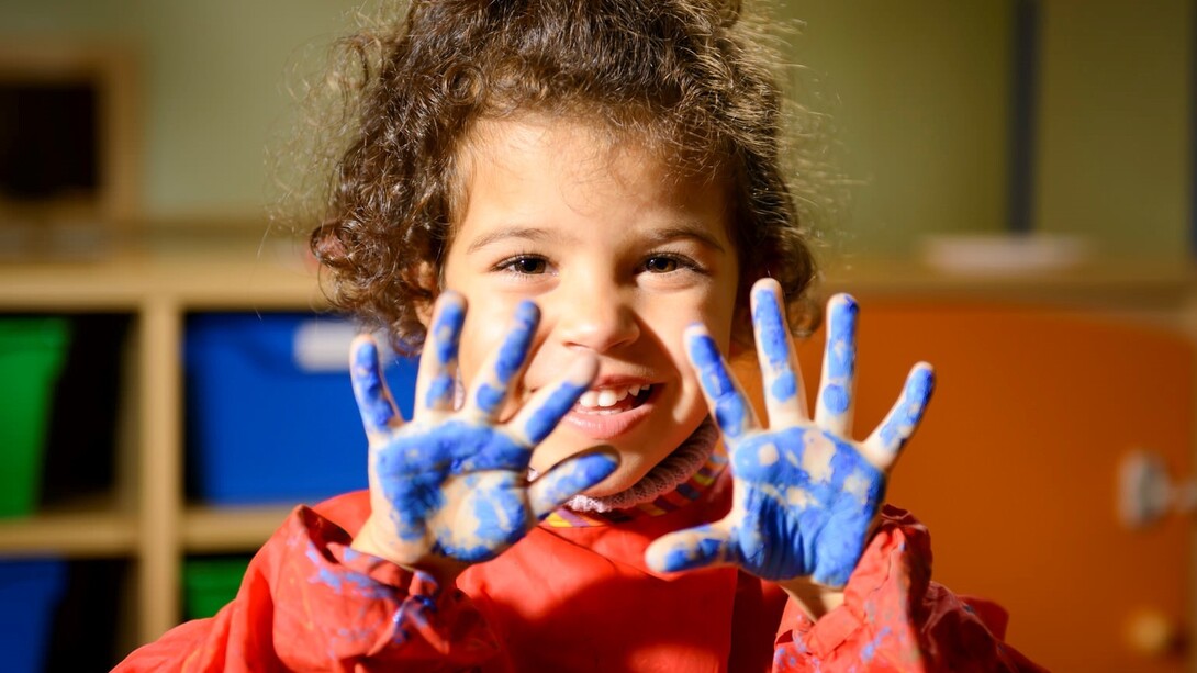 Niño con la manos manchadas de pintura