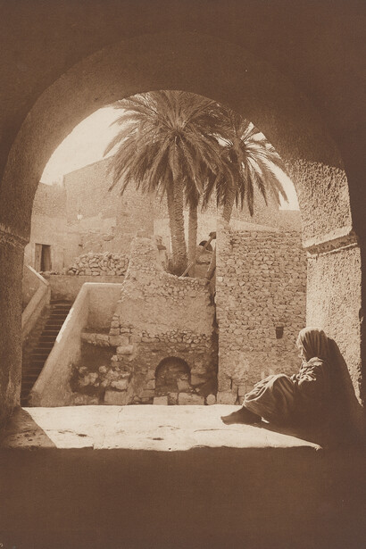 Lehnert & Landrock, Sans titre, identifié comme « Au village arabe », 1904-1914. Avec l'aimable autorisation de Photo Elysée © Lehnert & Landrock, Edouard Lambelet et Photo Elysée