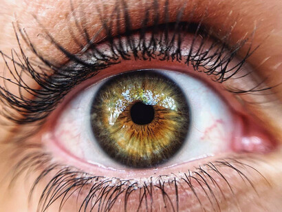 Popularmente existe la creencia de que los mentirosos evitan la mirada de su interlocutor