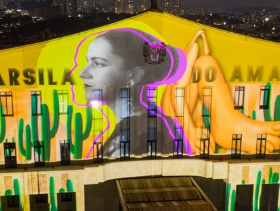 Imagem da projeção de obras de arte em comemoração aos 100 anos da Semana de Arte Moderna em São Paulo, 2022. Em julho de 1924, um grupo de intelectuais e artistas partiu de São Paulo rumo a Minas Gerais, buscando um Brasil profundo e genuíno, afastado da estética acadêmica e da herança colonial europeia