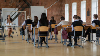 Espaço de sala de aula moderno mas tradicional na forma de organizar os alunos