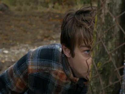 Cena do filme. Durante os créditos iniciais, realizamos junto do protagonista, compartilhando seu ponto de vista, o deslocamento até a casa do defunto. A perspectiva subjetiva encerra assim que Jérémie estaciona o carro em frente à padaria onde trabalhava no passado, localizada ao lado da casa da família do ex-chefe — espaço que atuará como ponto de partida e de chegada para todos os movimentos realizados na história. Durante o trajeto, mapeamos o cenário e chegamos, através do olhar de Jérémie, até a família parada em frente à porta da residência