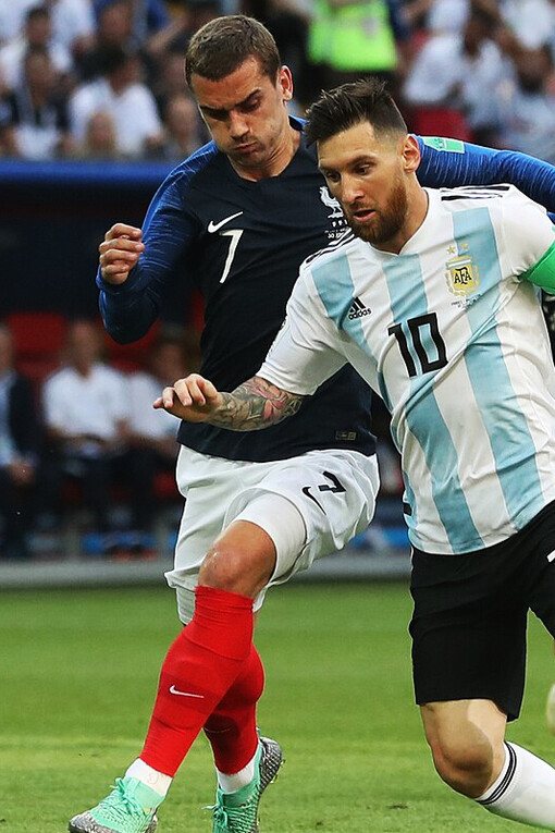 Der französische Offensivspieler Antoine Griezmann im Zweikampf mit dem Argentinier Lionel Messi während des Achtelfinalspiels gegen Argentinien (4:3) in Kasan bei der WM 2018 – eines der spannendsten Spiele der französischen Mannschaft unter der Leitung von Didier Deschamps