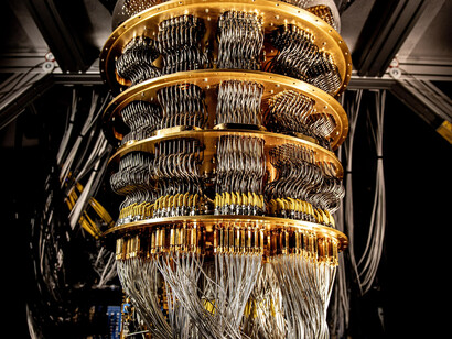 A criação de algoritmos quânticos demanda a consideração de algumas condições essenciais, que incluem a inicialização dos qubits, o emaranhamento e a aplicação de portas quânticas