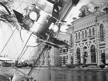 Foto da una serie di scatti realizzati con tecniche di esposizione multipla. Una fusione di due elementi culturali di Kaluga: la storia della città e il tema dello spazio. L'autrice ha voluto mostrare come Kaluga respiri letteralmente spazio e ispiri a conquistare nuove vette. Foto di Natalia Kotoreva
