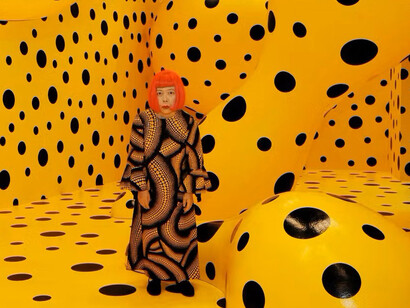 Yayoi Kusama en su instalación «Obsesión por los puntos»