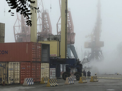 Puerto de Montevideo, Uruguay, cubierto de niebla